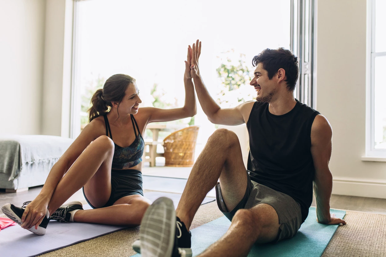 Grupo de personas entrenando juntas en el gimnasio